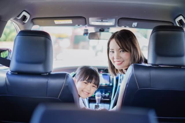 車で振り返る親子